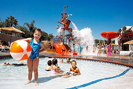 Howard Johnson by Wyndham Anaheim Hotel & Water Playground