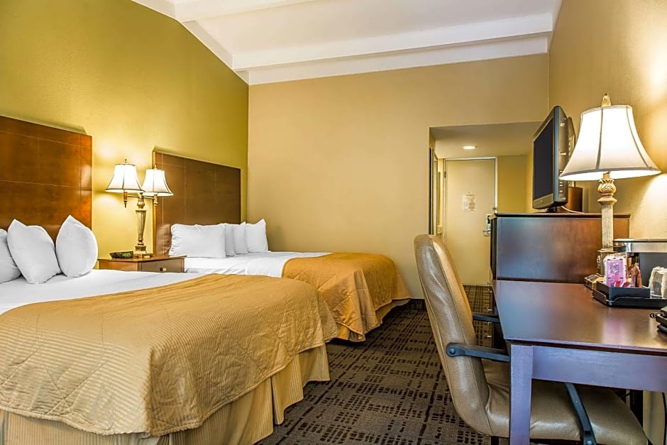 Clarion Hotel & Suites Hamden - New Haven