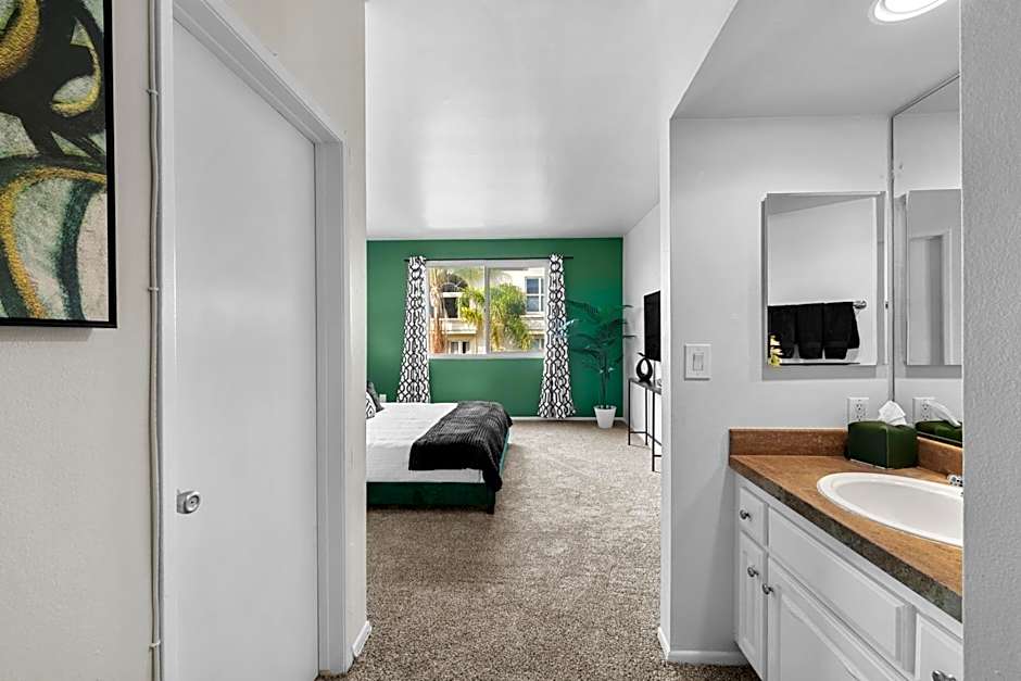 Beverly Hills Glamour Oasis 2 BR Apt with Parking 304