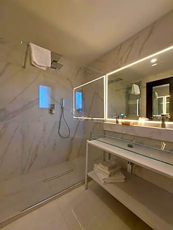 Deluxe Double Room with Shower
