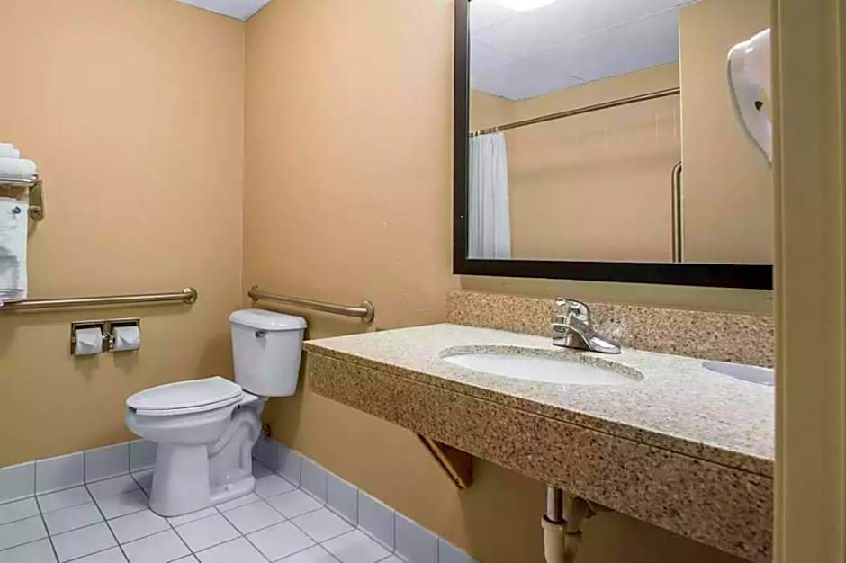 Quality Inn & Suites East Troy I-43