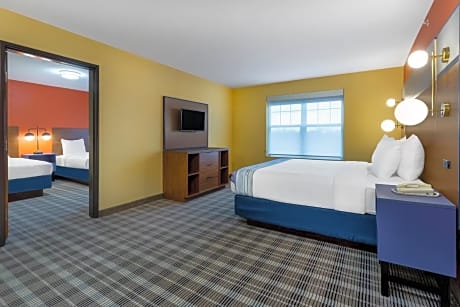 1 King Bed And 2 Twin Beds Two-Bedroom Suite Non-Smoking