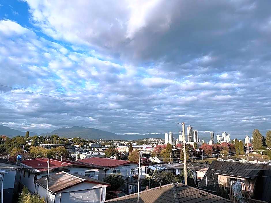 2BR 1BA Guest Suite with King Bed - Free Parking - Renfrew Station - Central Location