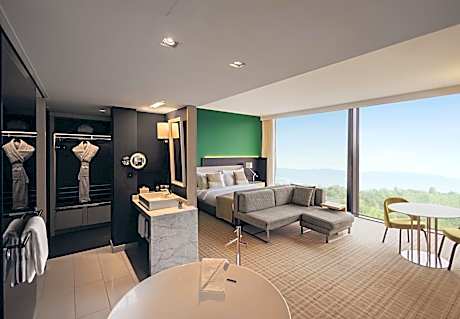 1 King Junior Suite Club Lounge Access