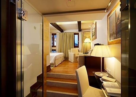 Deluxe Double Room with Lateral Canal View 