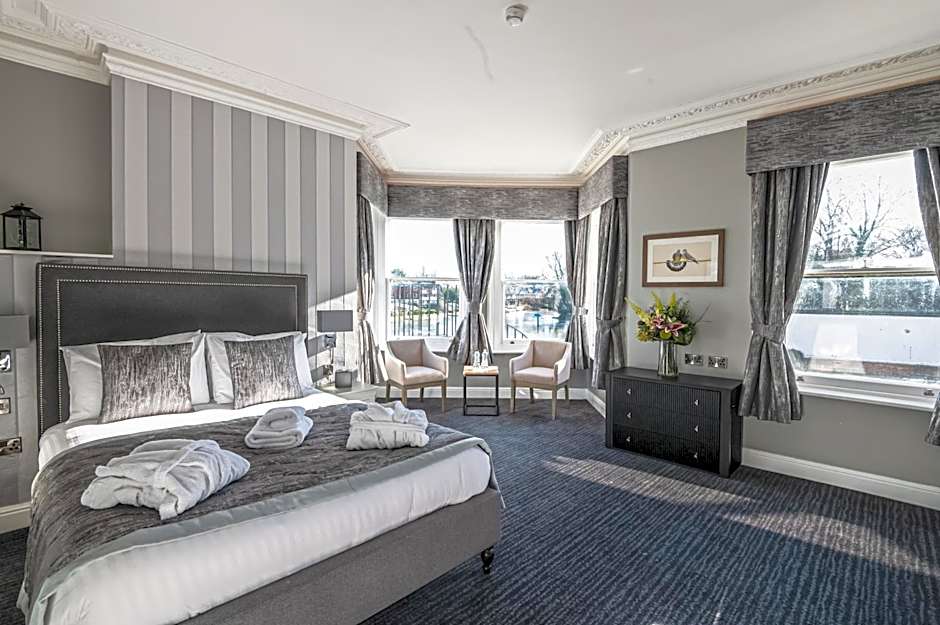 Thames Riviera Hotel