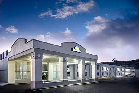 Days Inn by Wyndham Roanoke/Hollins Near I-81