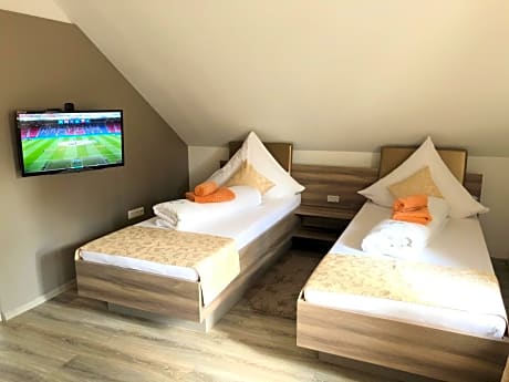 Basic Triple Room with Shared Bathroom