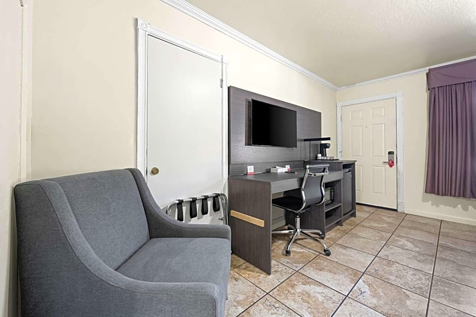 Econo Lodge Inn & Suites Heavenly Village Area
