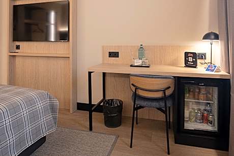 SINGLE ROOM