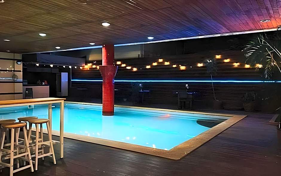 Townhouse Oak Vera Hotel Near Clark International Airport