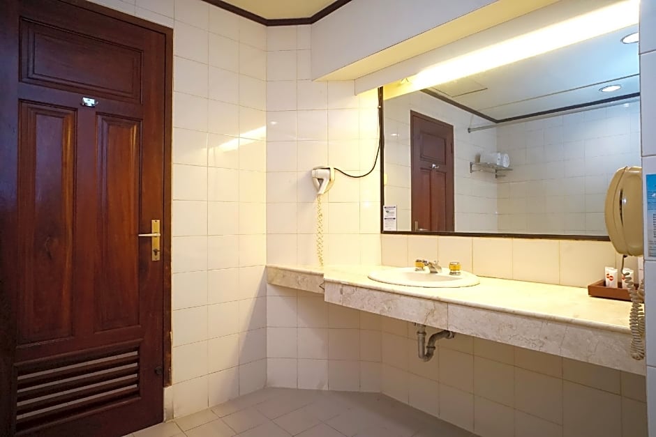 OYO 1735 Adika Bahtera Hotel