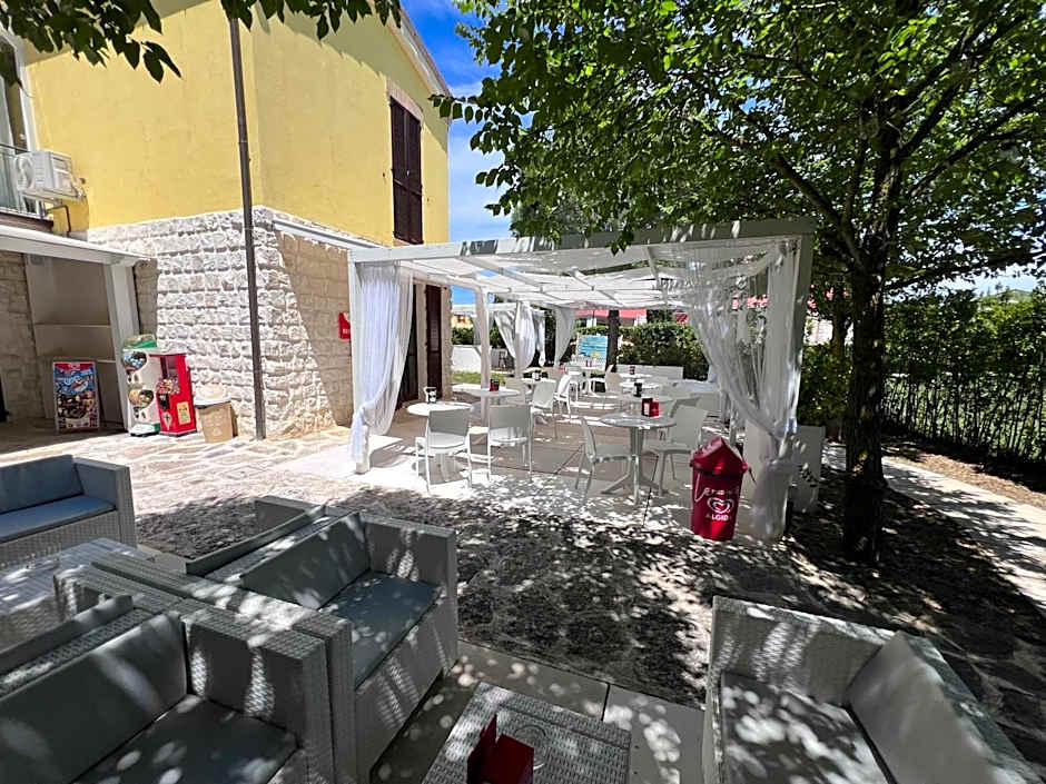 Casa Antia, nuovo bilocale con giardino in Residence con piscina