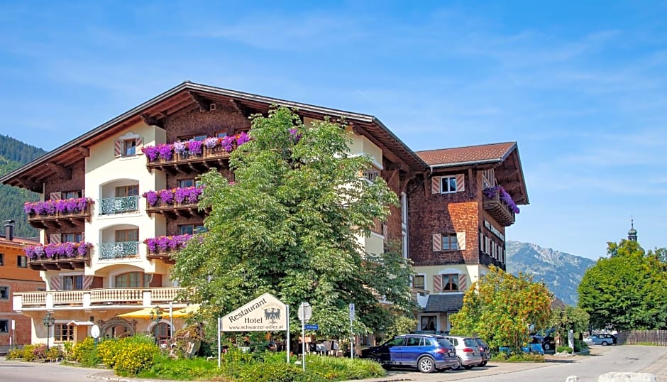 Hotel Schwarzer Adler mit Vilsalpsee Bähnchen