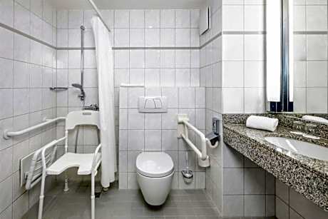 Queen Room with Roll-In Shower - Disability Access/Non-Smoking