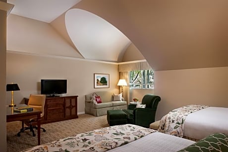 Parlor Queen/Queen Mobility Accessible