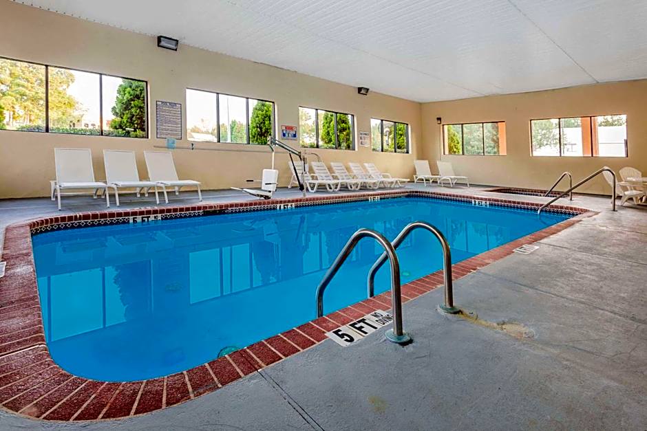 Days Inn & Suites by Wyndham Peachtree Corners/Norcross