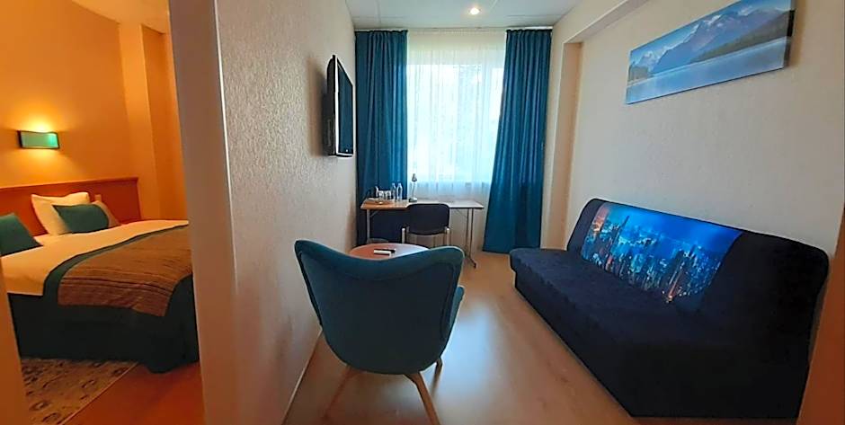 Sky High Hotel Airport 200 meters from the terminal