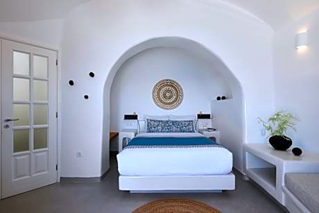 Executive Cave Suite with Outdoor Hot Tub and Caldera View