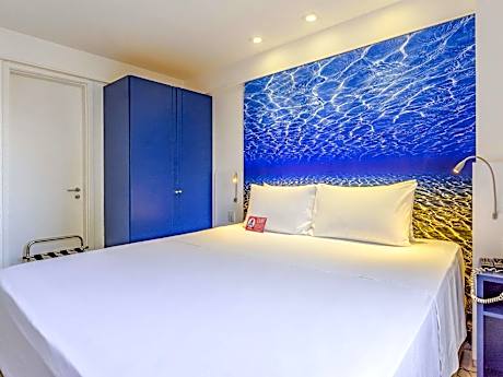 Standard Queen Room - Non-Smoking