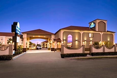Days Inn & Suites by Wyndham Houston Hobby Airport