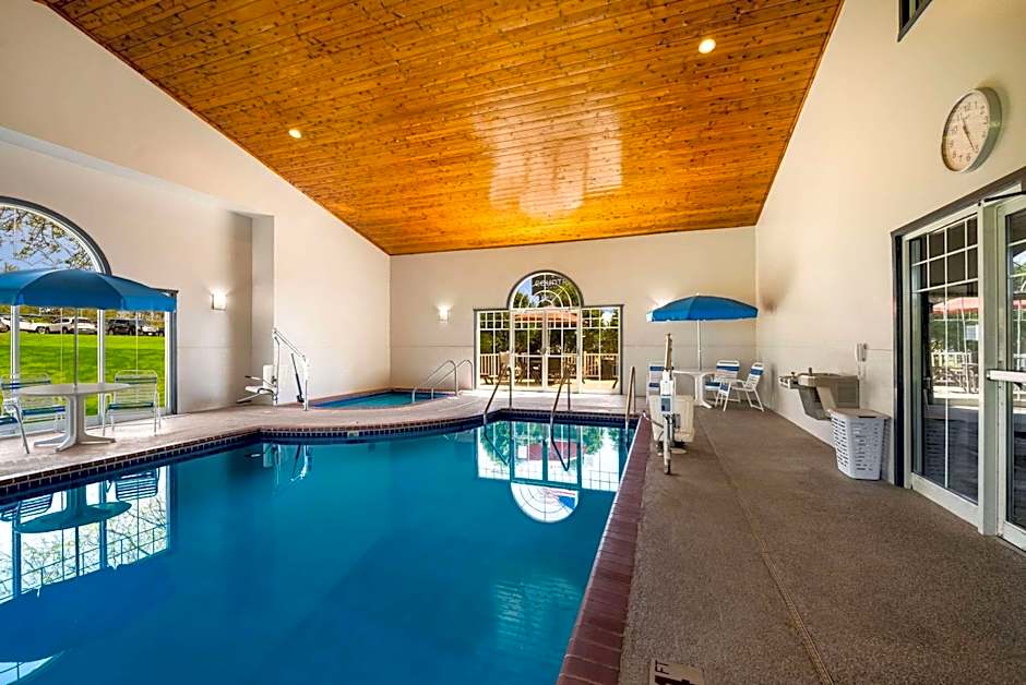 Country Inn & Suites by Radisson, Freeport, IL