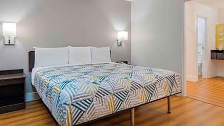 1 KING BED | ACCESSIBLE, NON-SMOKING
