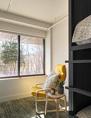 Bunk Bed in 6-Bed Mixed Dormitory Room with Shared Bathroom