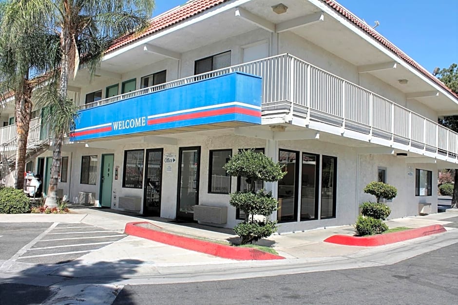 Motel 6-Bakersfield, CA - Convention Center