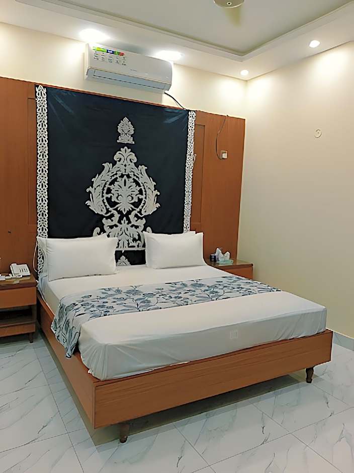 Roomi Rezidor – Karachi, TX