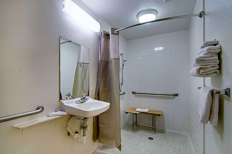 Motel 6-Salina, KS