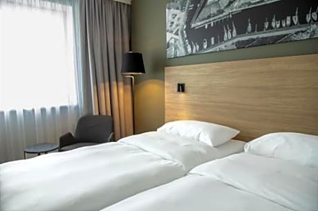 Standard Twin Room with Street View - Non-Smoking