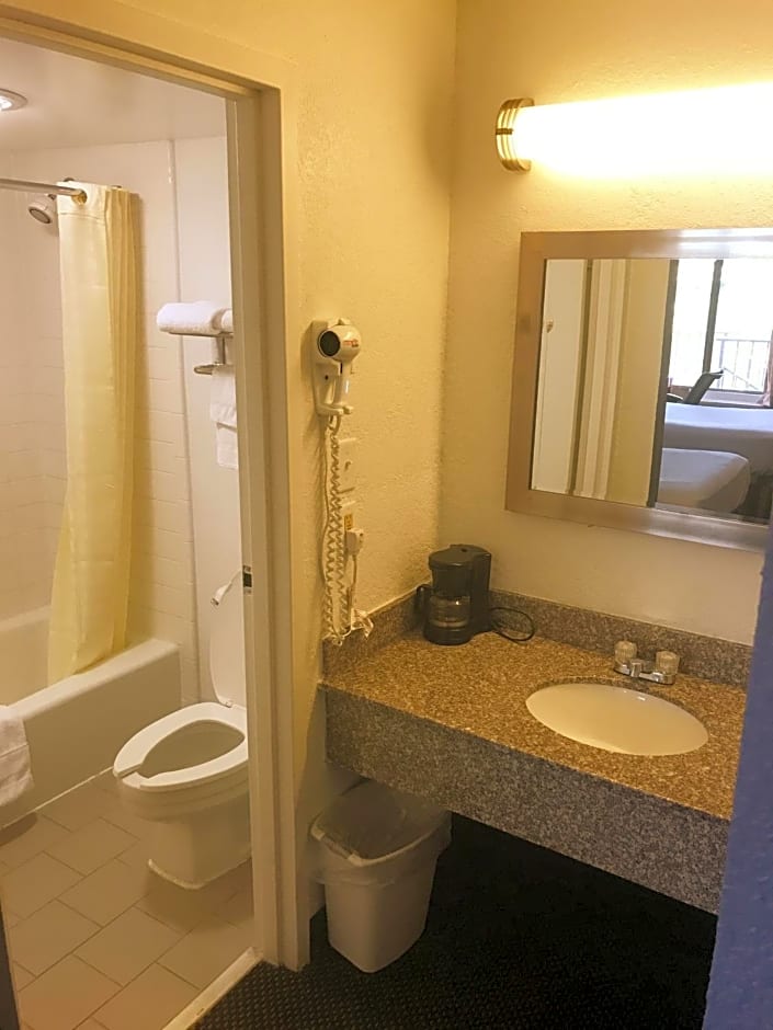 Days Inn & Suites by Wyndham Mobile