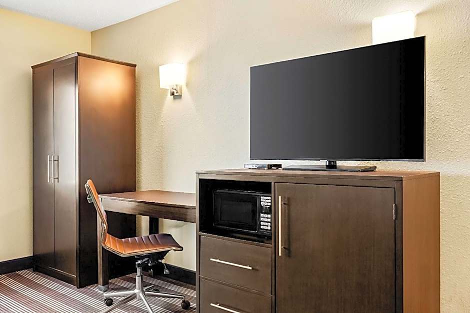 Super 8 by Wyndham Osseo WI