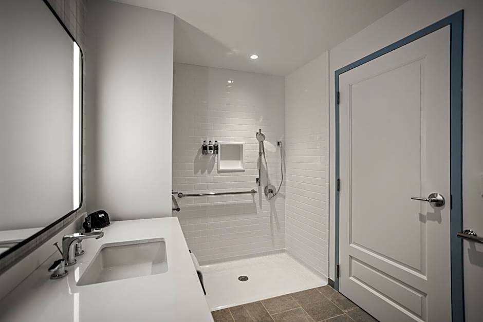 The Highlander at Radford, Tapestry Collection by Hilton