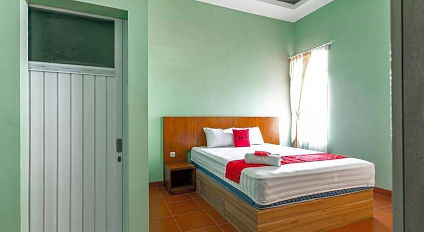 RedDoorz near Puro Mangkunegaran