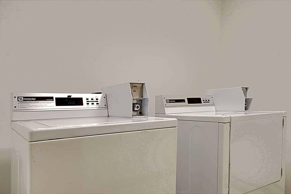 Super 8 by Wyndham Riverside/Kansas City