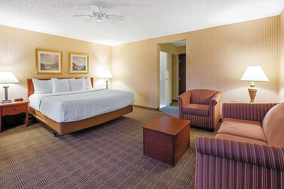 La Quinta Inn & Suites by Wyndham Detroit Southgate