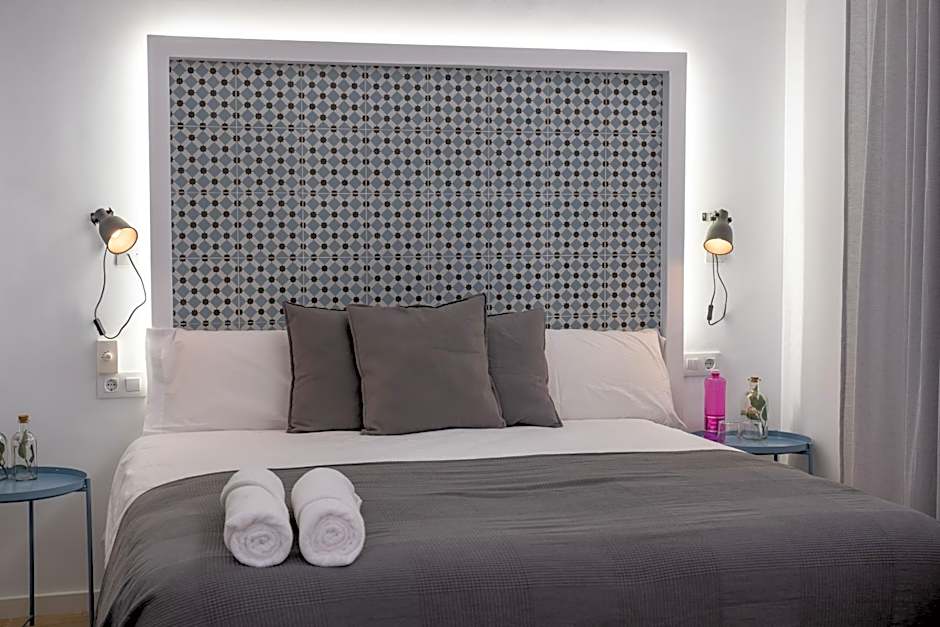 GOMEZ ROOMS