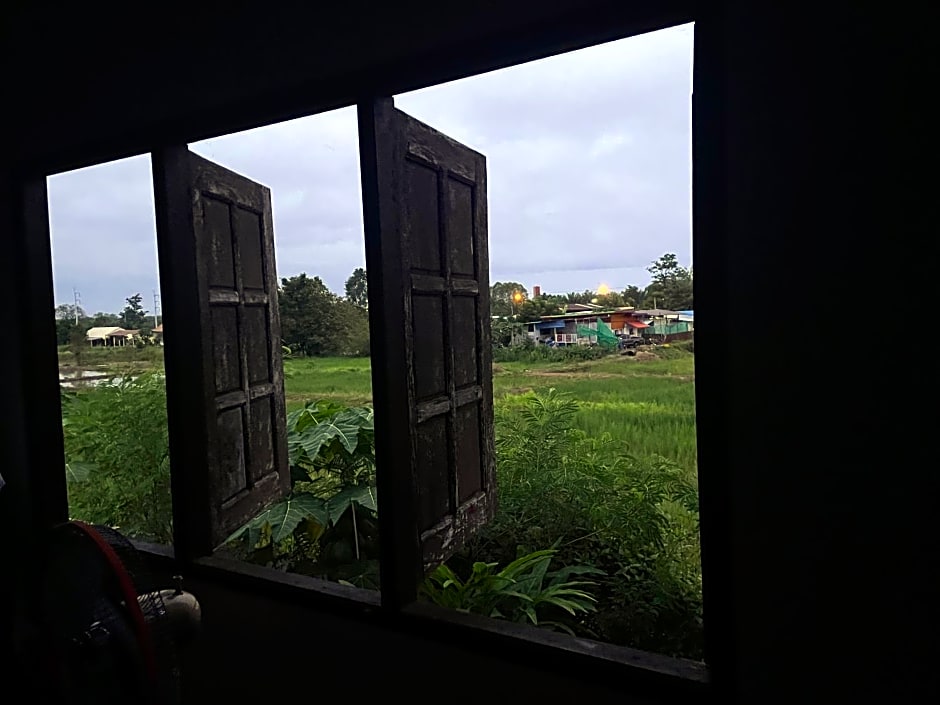 Lek's Issan Home and Travel