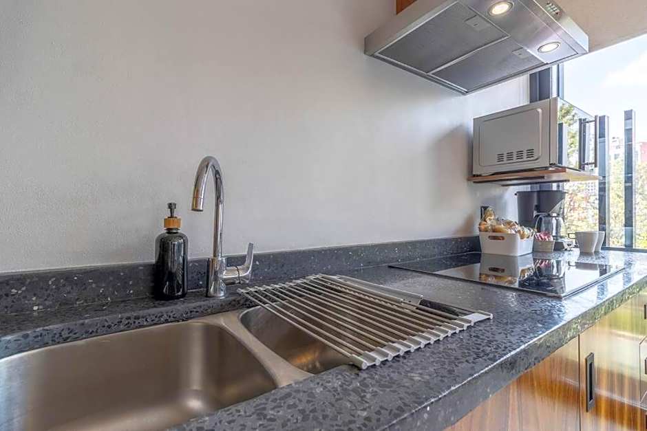L202 Studio Apt AC Panoramic Rooftop views