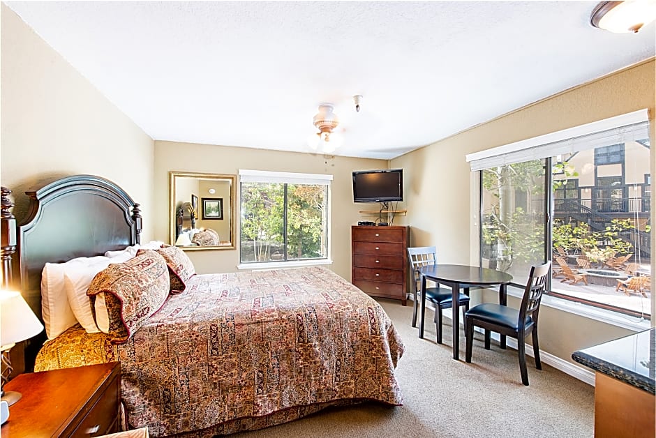 Carriage House Condominiums by All Seasons Resort Lodging