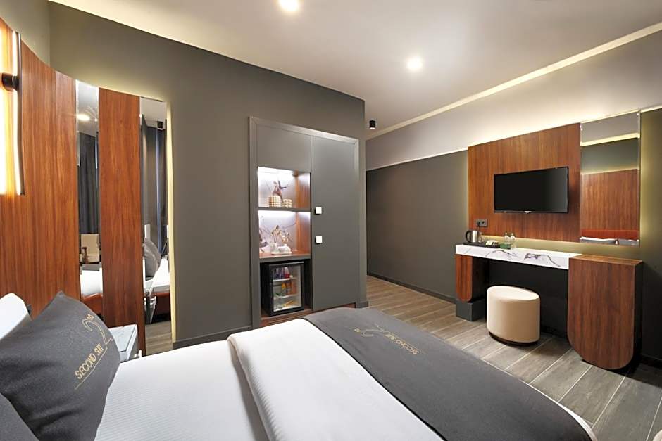 Second Suit Hotel