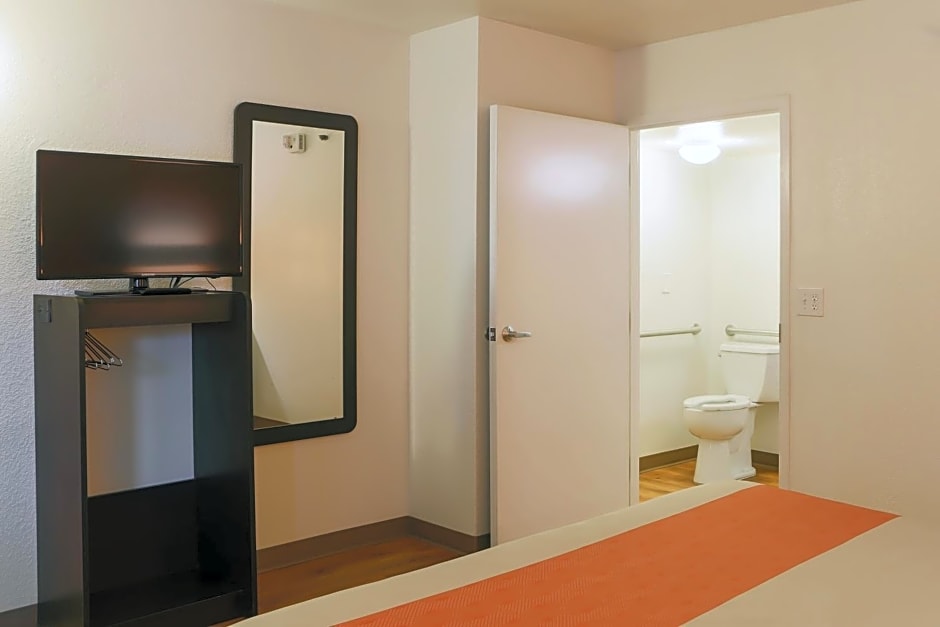 Motel 6 Cutler Bay