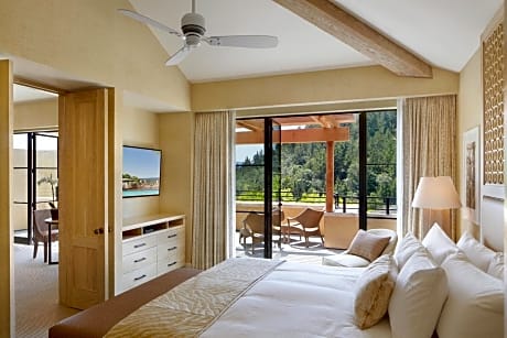 Deluxe King Suite with Hillside View