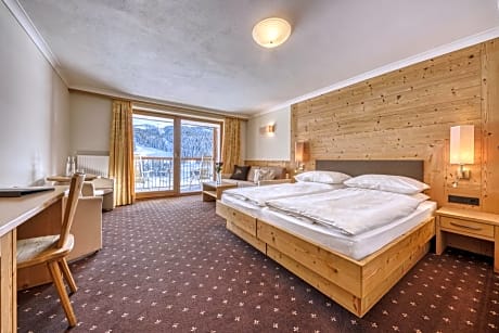 Large Double Room with Balcony and Mountain View