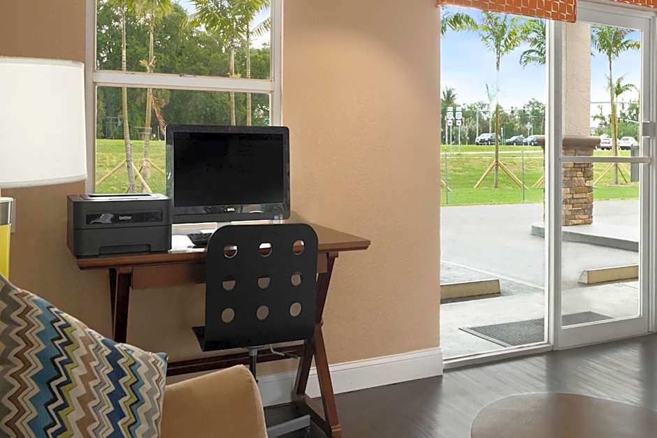 Super 8 by Wyndham Ellenton Bradenton Area