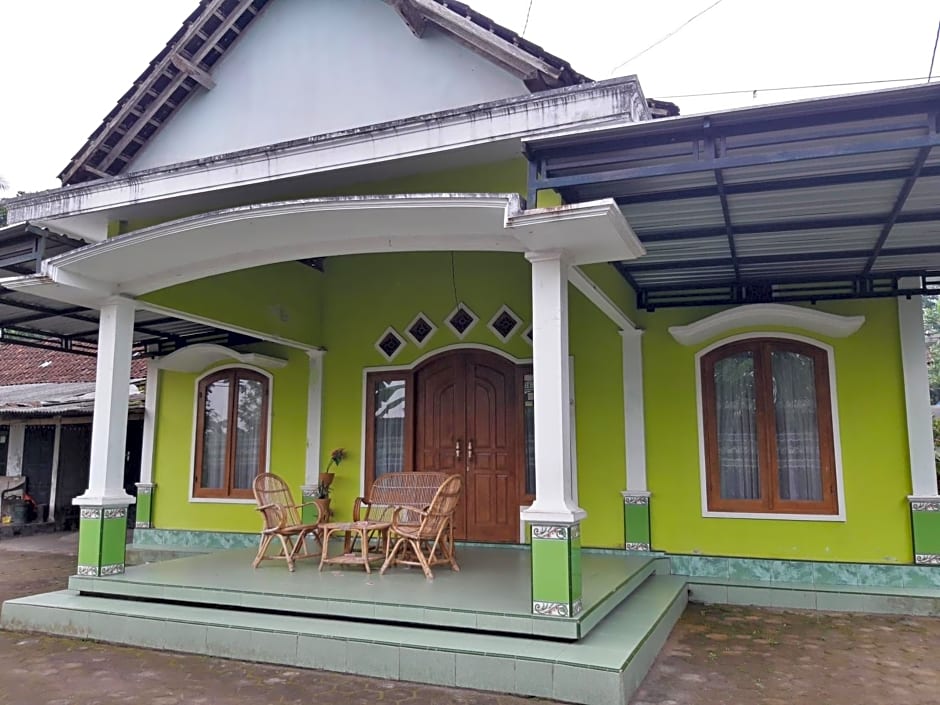 OYO Homes 91083 Desa Wisata Plosokuning Syariah