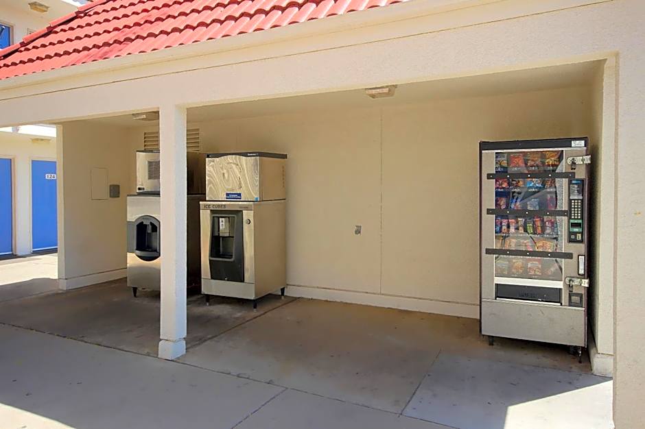 Motel 6 Fresno Blackstone South – Fresno, CA