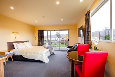 Lake View Upstairs Studio